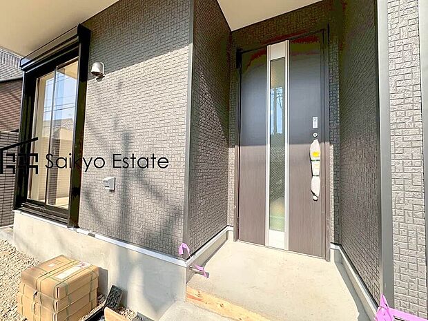 【玄関】家の顔となる玄関は、格調高いデザイン性が求められます。高級感と断熱性、防犯性に優れた玄関ドアを標準装備。