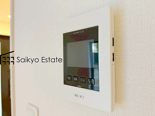 【TVモニター付きインターホン】「TVモニター付きインターホン」は、玄関に行かなくても誰が来たのか確認でき、お子様のお留守番も安心です。