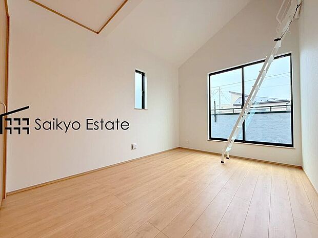 【洋室】バルコニーに出入りの出来る洋室は、たくさん陽光が差し込む明るい空間です。朝も気持ちよく起きられそうです♪
