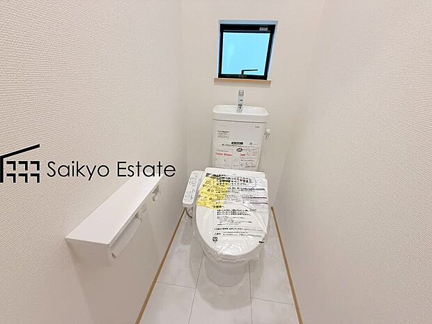 【ウォシュレット付トイレ】「温水清浄便座付きトイレ」は日々の生活を快適にしてくれます。毎日使う場所だからこそ、こだわりたいポイントですね。
