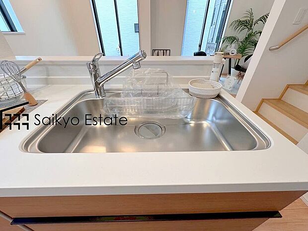 【浄水器】「浄水器」をスリムに内蔵したハンドシャワー式の水栓金具です。シンクもスッキリ！
