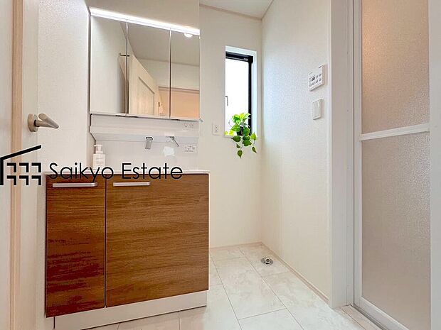 【シャワー付き洗面化粧台】「シャワー付き洗面化粧台」は暮らしを快適にしてくれます。朝の身支度もスムーズに♪