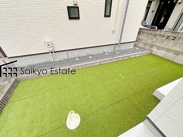 【庭】南庭付き♪ガーデニングや家庭菜園、夏はお子様の水遊びやBBQなど楽しみが広がります！
