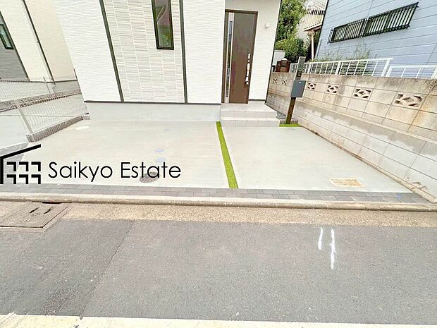 【駐車場】カースペースはコンクリート仕上げの為、雨の日でも足元が気になりません！自転車やバイクを置くスペースもございます！
