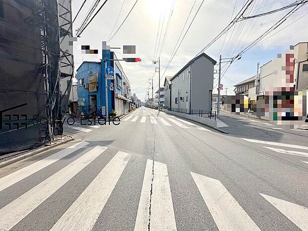 【前面道路を含む現地写真】小学校まで徒歩約2分、中学校まで徒歩約4分でお子様が無理なく通える距離です。保育園や幼稚園も近くに多数あり、子育てファミリーには嬉しい環境です!