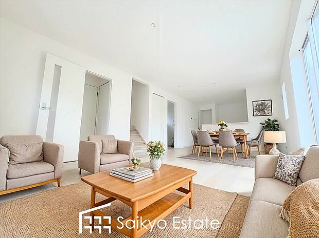 【リビング（施工例）】開放感と採光にこだわった17.5帖のLDKです。陽光いっぱいの空間で家族団らんの時間も増えそうですね！