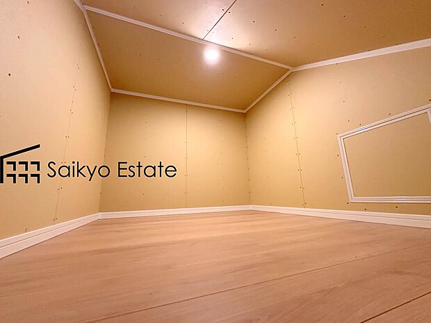 【小屋裏収納(施工例)】収納力がアップする小屋裏収納付き。季節のものや、イベントでしか使わない使用頻度の低いものをしまっておくのに便利です。