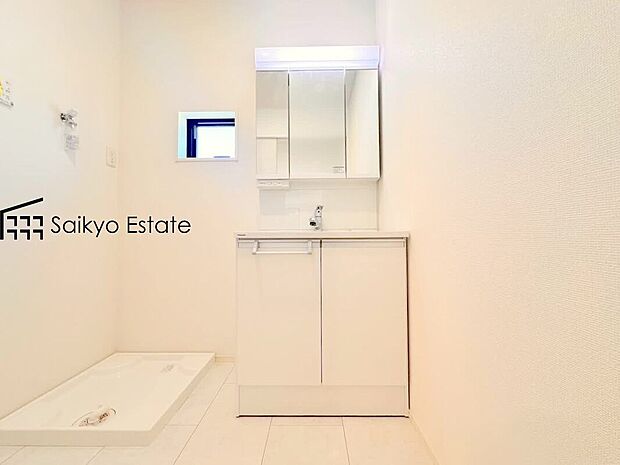 【洗面（施工例）】三面鏡付きの洗面化粧台を完備。収納スペースも十分ございますので、ドライヤーなどすっきりと片付きます♪