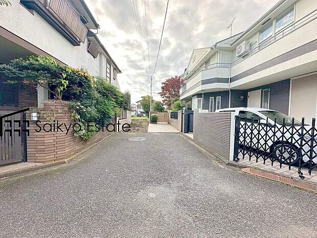 【前面道路】交通量の少ない前面道路ですので、小さなお子様がおられるご家庭でも安心してお住まいいただけます。