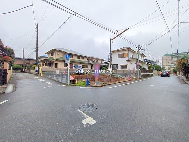 【前面道路】小学校まで徒歩約4分、中学校まで徒歩約5分でお子様が無理なく通える距離です。保育園や幼稚園も近くに多数あり、子育てファミリーには嬉しい環境です！