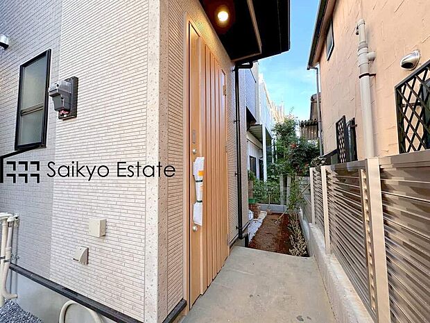 【玄関（5号棟）】家の顔となる玄関は、格調高いデザイン性が求められます。高級感と断熱性、防犯性に優れた玄関ドアを標準装備。