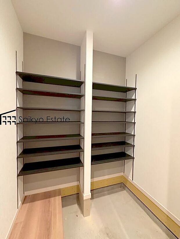 【玄関】毎日利用する玄関は明るく快適に！採光を考え抜いて造られた玄関は「行き」も「帰り」も優しく家族を送り出し出迎えてくれます。
スッキリ、たっぷり収納できるシューズインクローゼット付きです！