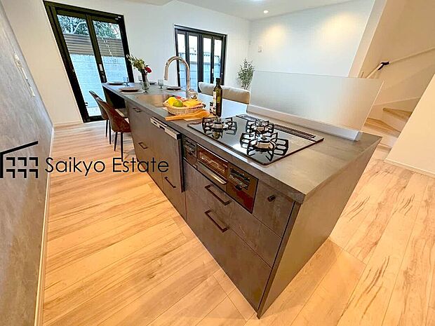 【3口ガスコンロシステム】「3口ガスコンロシステム」はたくさんの料理が同時に作れて便利な上、凹凸が少ないフラットトップなのでお掃除も楽々です。
