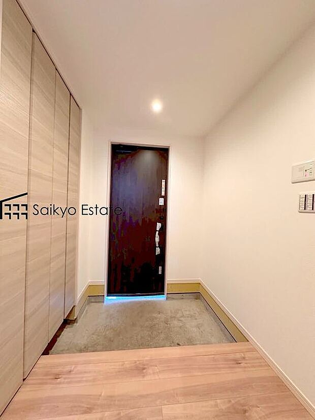 【玄関】家の顔となる玄関スペースは、格調高いデザイン性が求められます。高級感と断熱性、防犯性に優れた玄関ドアを標準装備。