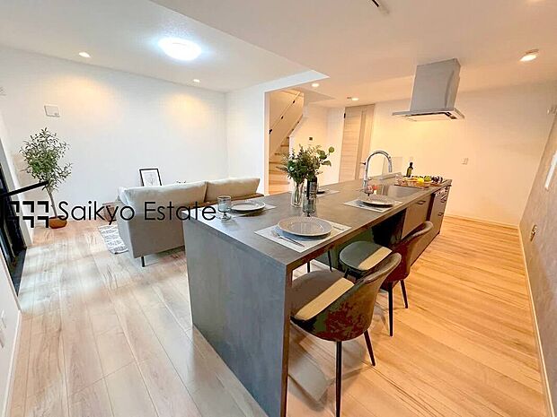 【リビング】開放感と採光にこだわった17.6帖のLDKです。陽光いっぱいの空間で家族団らんの時間も増えそうですね！床暖房完備で寒い季節も足元から暖めてくれます！