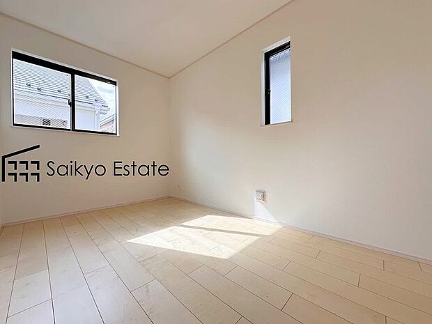 【洋室】2面採光で明るく風通しも良好です！天気の良い日は是非窓を開けて空気の入れ替えをしてみるのはいかがでしょうか♪
