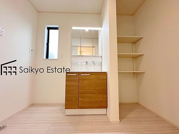 【シャワー付き洗面化粧台】「シャワー付き洗面化粧台」は暮らしを快適にしてくれます。朝の身支度もスムーズに♪