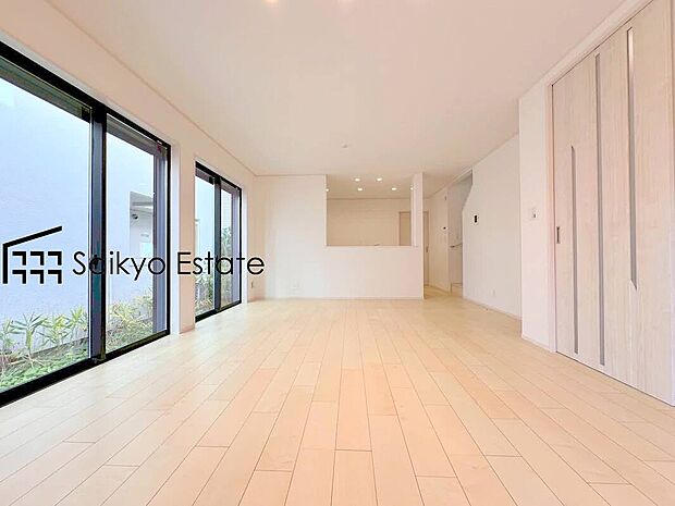 【リビング】開放感と採光にこだわった18.68帖の広々としたLDKです。陽光いっぱいの空間で家族団らんの時間も増えそうですね！
