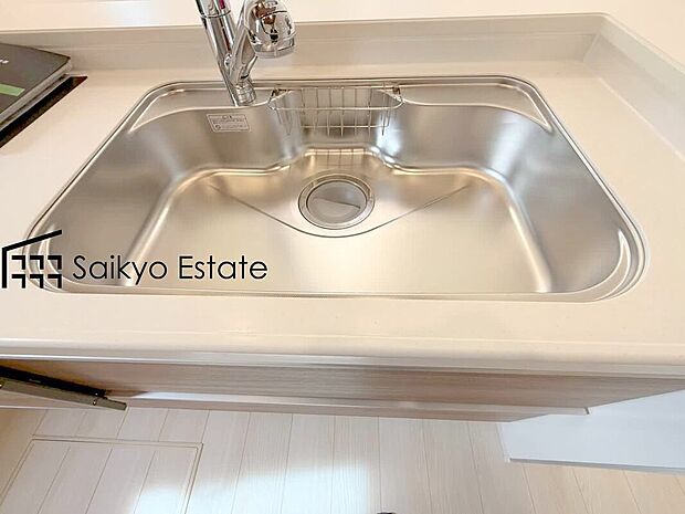 【浄水器】「浄水器」をスリムに内蔵したハンドシャワー式の水栓金具です。シンクもスッキリ！
