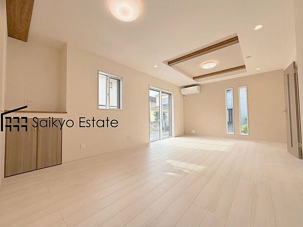 【リビング（1号棟）】リビングには床暖房を完備。冬でもポカポカ快適空間！空気を汚さずに室内を快適な温度に保ちます。
