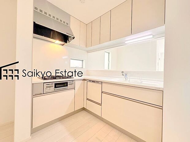 【キッチン（施工例）】キッチン内での作業動線が短く、作業スペースが広くなるＬ字キッチン！小さなお子様がいるご家庭でも料理をしながらリビングの様子が伺える安心設計！