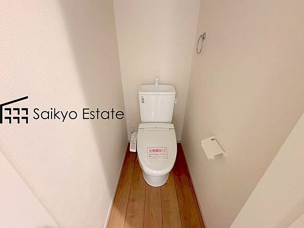 【ウォシュレット付トイレ】「温水清浄便座付きトイレ」は日々の生活を快適にしてくれます。毎日使う場所だからこそ、こだわりたいポイントですね。
