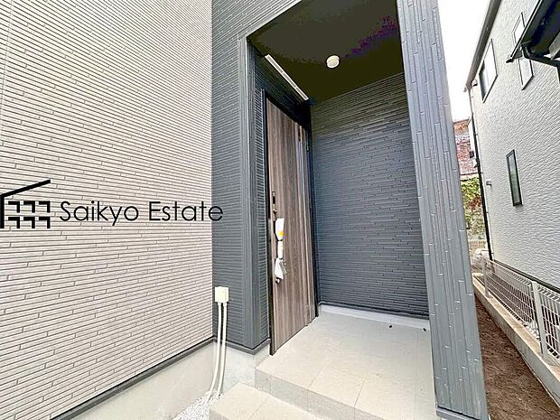 【玄関】家の顔となる玄関は、格調高いデザイン性が求められます。高級感と断熱性、防犯性に優れた玄関ドアを標準装備。