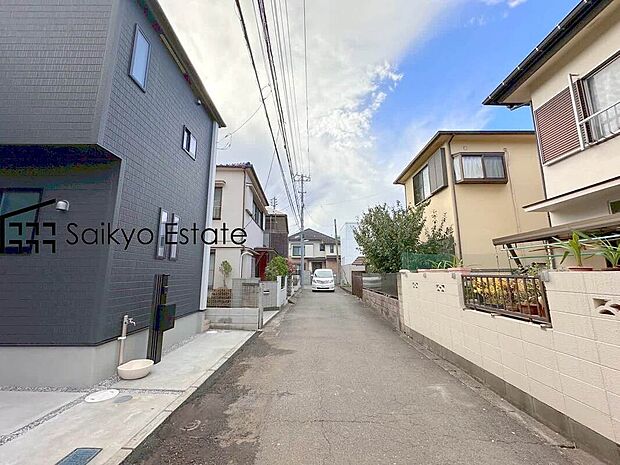 【前面道路】現地周辺には、保育園、小学校、中学校など教育施設が徒歩圏内に点在。お子様を目の届く範囲で通学させることができ、家族に安心なロケーションです！是非この機会に直接現地をご覧ください。