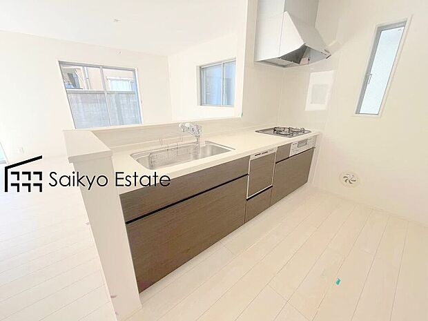 【キッチン（施工例）】リビングにいる家族とコミュニケーションをとりながら作業が出来る人気のカウンターキッチン。お子様がリビングにいても目が届くので安心です。