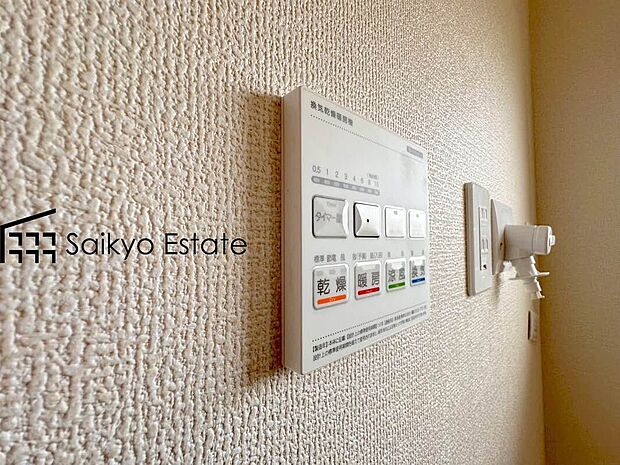 【浴室暖房換気乾燥機】「浴室暖房乾燥機」は梅雨や花粉の時期、雨の日の洗濯物の乾燥に重宝します。寒い冬も入浴前の暖房運転で快適なバスタイムを♪
