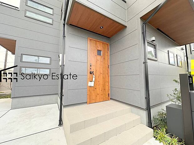 【玄関】家の顔となる玄関は、格調高いデザイン性が求められます。高級感と断熱性、防犯性に優れた玄関ドアを標準装備。
