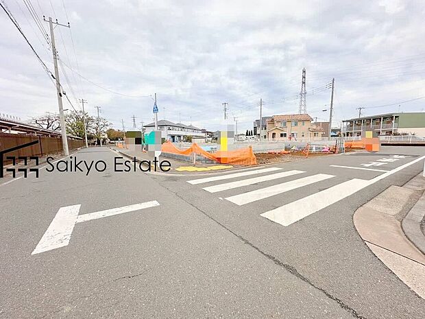 【前面道路】前面道路、幅員がございますので、駐車もスムーズに行えます！駐車が少し苦手なママさんでも安心ですね♪
