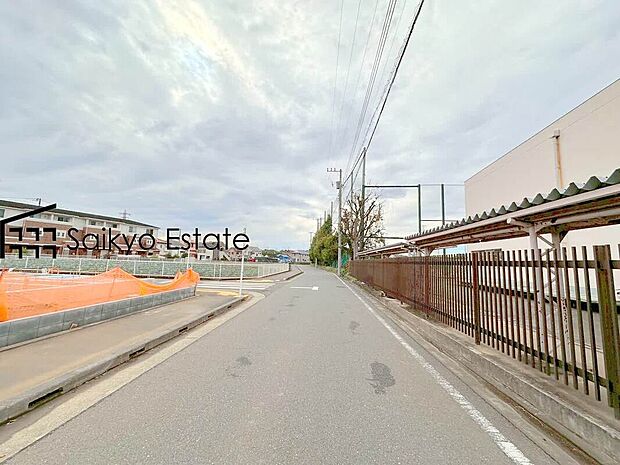 【前面道路】周辺は公園や緑地が点在する緑豊かな住環境です。この機会に是非、周辺環境も併せて現地をご覧ください。