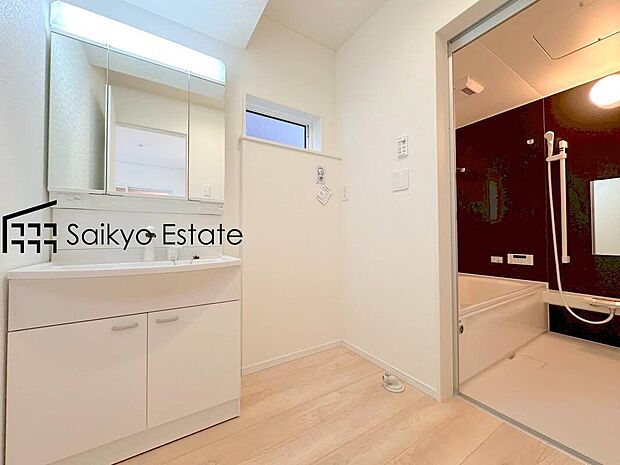 【洗面】女性にはうれしいシャンプードレッサー付きの三面鏡洗面化粧台。収納スペースも十分ございますので、ドライヤーなどすっきりと片付きます♪