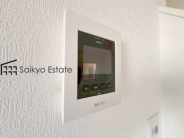 【TVモニター付きインターホン】「TVモニター付きインターホン」は、玄関に行かなくても誰が来たのか確認でき、お子様のお留守番も安心です。