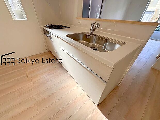 【キッチン】カウンタータイプになっているのでお食事の準備をお子様に手伝ってもらいながら、お話しできてとっても便利です。