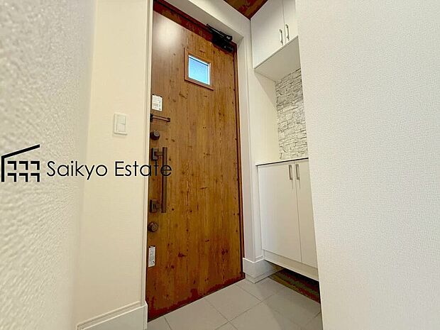 【【シューズボックス】】玄関には収納力に優れたシューズボックスがございますので、ご家族みんなの靴が十分入ります！

