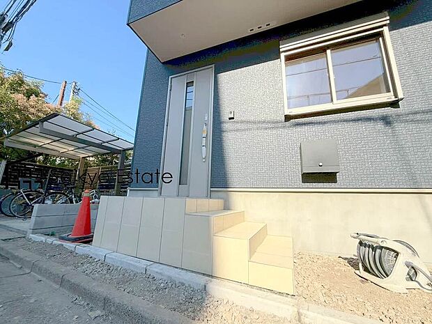 【玄関】家の顔となる玄関は、格調高いデザイン性が求められます。玄関は、高級感と断熱性、防犯性に優れた玄関ドアを標準装備。
