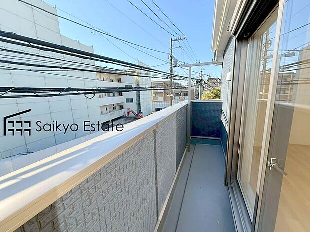 【バルコニー】お洗濯物やお布団を干すのに十分なスペースを確保したバルコニー。南向きで陽当りも良好です♪