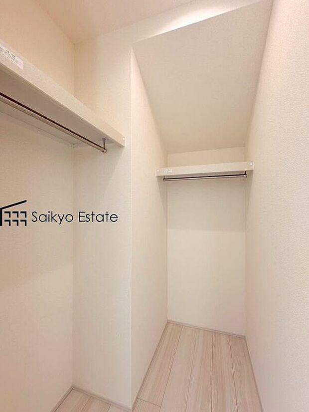 【WIC(1号棟)】ひと目で収納物を確認できるウォークインクロゼットは、ゆとりの広さを備えた大型収納。数多くの衣類に加え、足元には引出しや衣装箱、シューズボックスなども収納することができます。