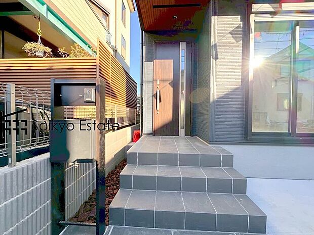 【玄関(1号棟)】小学校まで徒歩約4分、中学校まで徒歩約10分でお子様が無理なく通える距離です。保育園や幼稚園も近くに多数あり、子育てファミリーには嬉しい環境です!ぜひこの機会に直接現地をご覧ください!