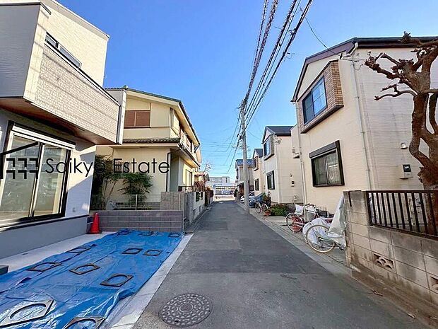 【前面道路を含む現地写真】交通量の少ない前面道路ですので、小さなお子様がいらっしゃるご家庭でも安心してお住まいになれます。
