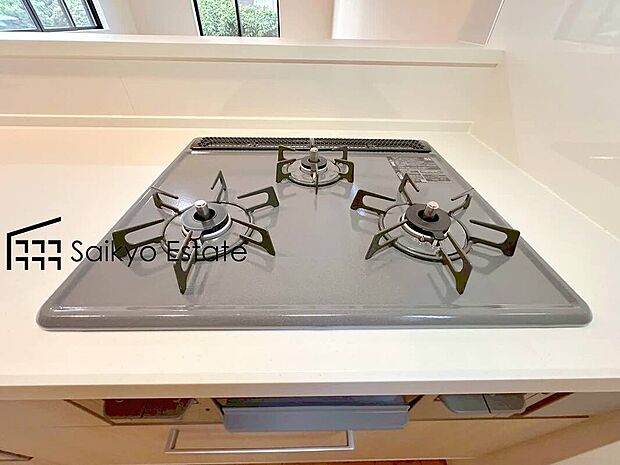 【3口ガスコンロシステム】「3口ガスコンロシステム」はたくさんの料理が同時に作れて便利な上、凹凸が少ないフラットトップなのでお掃除も楽々です。