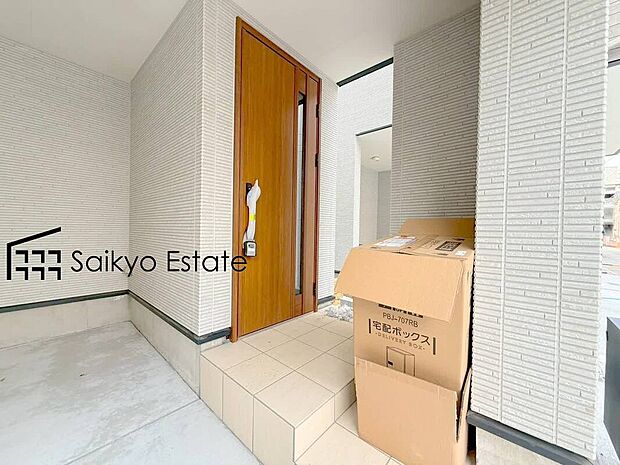 【玄関】家の顔となる玄関は、格調高いデザイン性が求められます。高級感と断熱性、防犯性に優れた玄関ドアを標準装備。