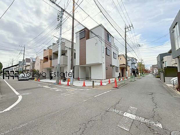 【前面道路】前面道路、幅員がございますので、駐車もスムーズに行えます！駐車が少し苦手なママさんでも安心ですね♪