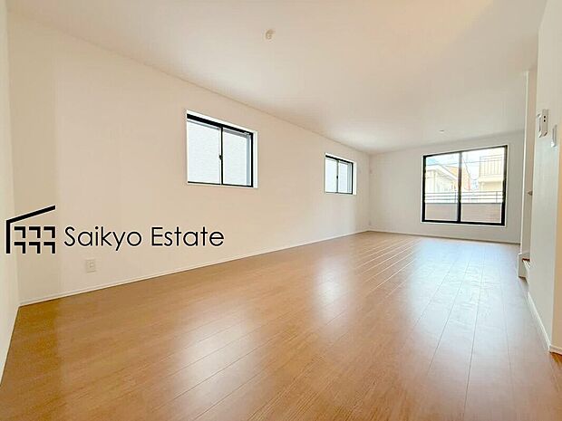 【リビング】バルコニーに出入りの出来るリビングは家事動線が良く便利な上、風通しも良好です！気持ちの良い陽光も差し込みます♪
