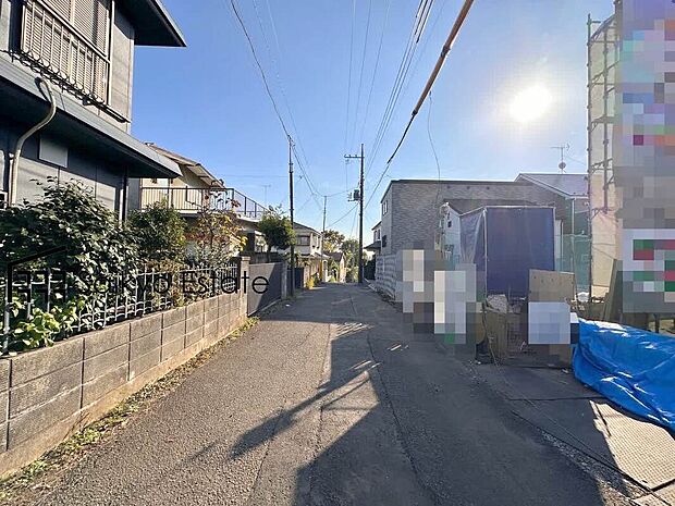 【前面道路】交通量の少ない前面道路ですので、小さなお子様がおられるご家庭でも安心してお住まいいただけます。