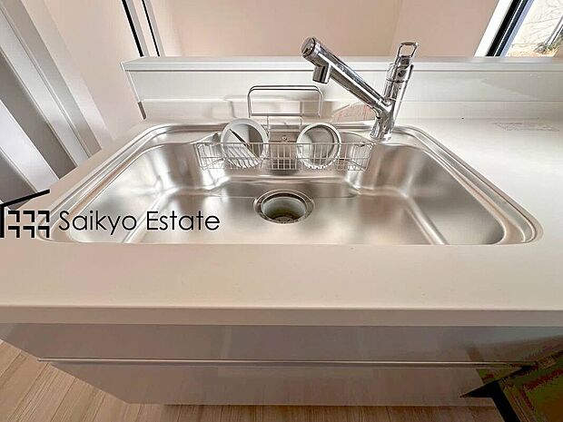 【浄水器】「浄水器」をスリムに内蔵したハンドシャワー式の水栓金具です。シンクもスッキリ!