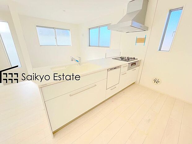 【キッチン（施工例）】リビングにいる家族とコミュニケーションをとりながら作業が出来る人気のカウンターキッチン。お子様がリビングにいても目が届くので安心です。