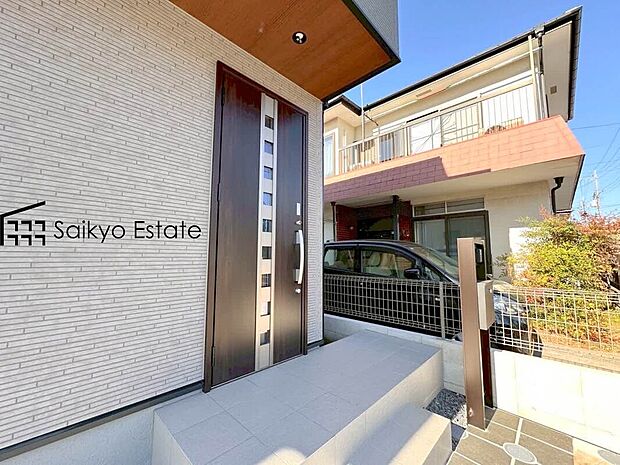 【玄関】家の顔となる玄関は、格調高いデザイン性が求められます。玄関は、高級感と断熱性、防犯性に優れた玄関ドアを標準装備。
